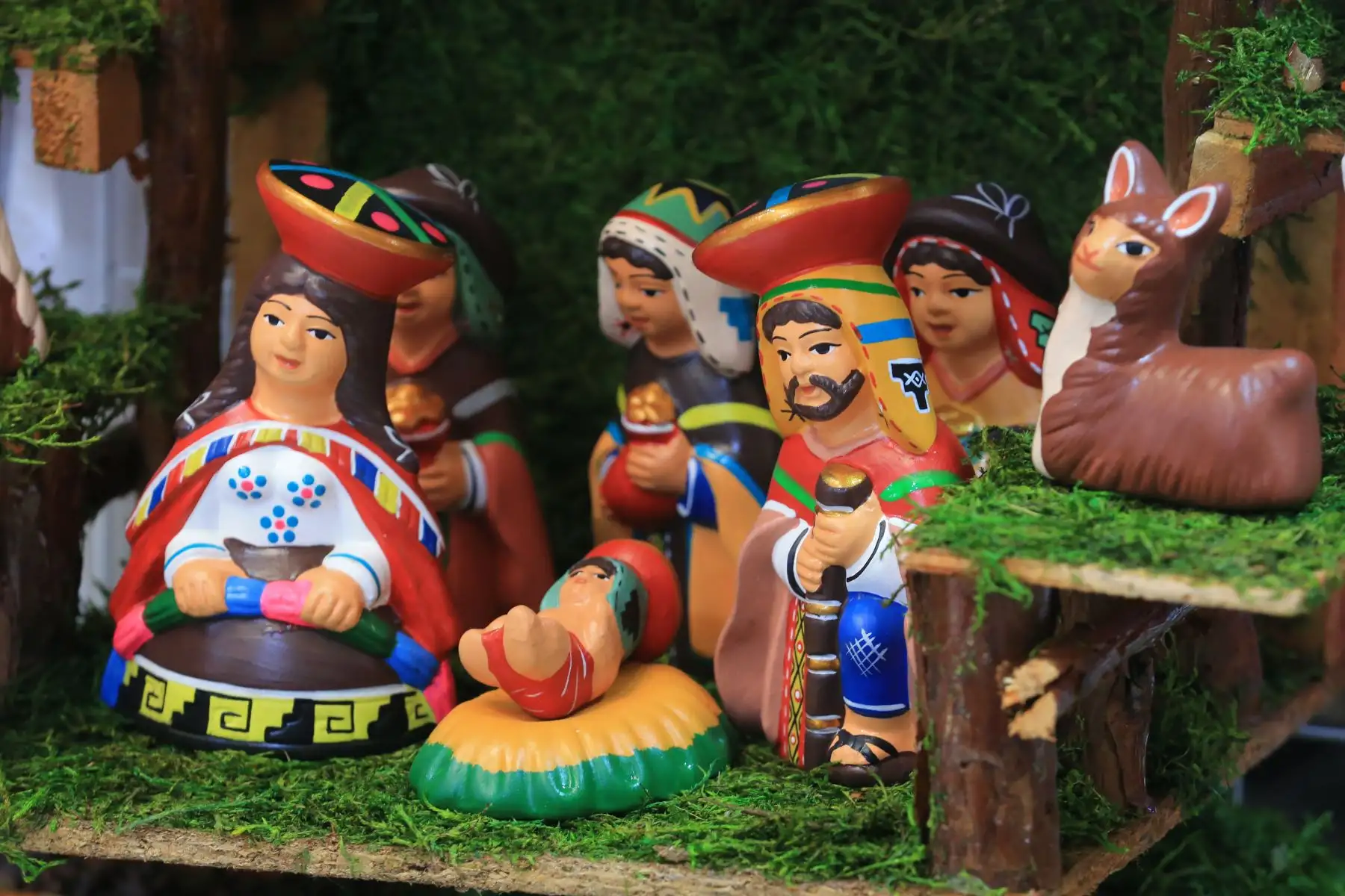 Desde el emporio comercial de Mesa Redonda, en el Cercado de Lima, se ofrecen al público nacimientos de diversos estilos y temáticas, muchos de ellos relacionados a la cultura peruana e incluso a conocidos equipos de fútbol, en el marco del incremento de ventas a vísperas de celebrarse la Navidad 2025. FOTO: ANDINA/Héctor Vinces