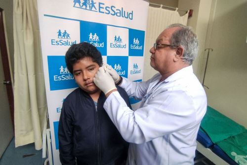 Joaquín vuelve a oír con normalidad tras compleja cirugía reconstructiva en EsSalud