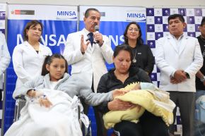El titular de Salud, Luis Quiroz, presentó a Valeria Vela, la joven de 19 años que logró completar las 40 semanas de gestación y dar a luz por cesárea a una bebé de 3,600 gramos. Foto: ANDINA/Ricardo Cuba