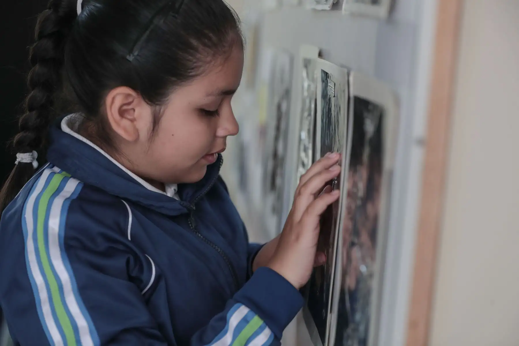 Minedu inaugura la primera biblioteca infantil para estudiantes con discapacidad visual del Perú.
Cuenta con más de 80 textos y cuentos en el sistema braille, y más de 7 mil audiolibros, infografías y materiales audiovisuales entre otros. Fotos: ANDINA/Verónica Calderón Zúñiga