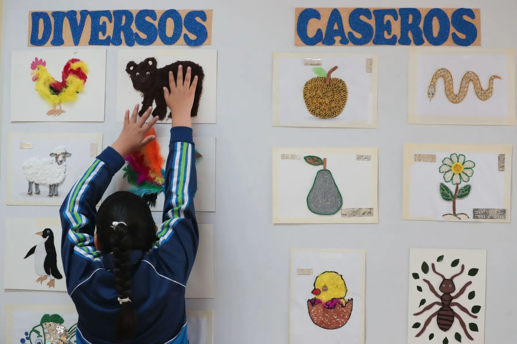 Minedu inaugura la primera biblioteca infantil para estudiantes con discapacidad visual del Perú.
Cuenta con más de 80 textos y cuentos en el sistema braille, y más de 7 mil audiolibros, infografías y materiales audiovisuales entre otros. Fotos: ANDINA/Verónica Calderón Zúñiga