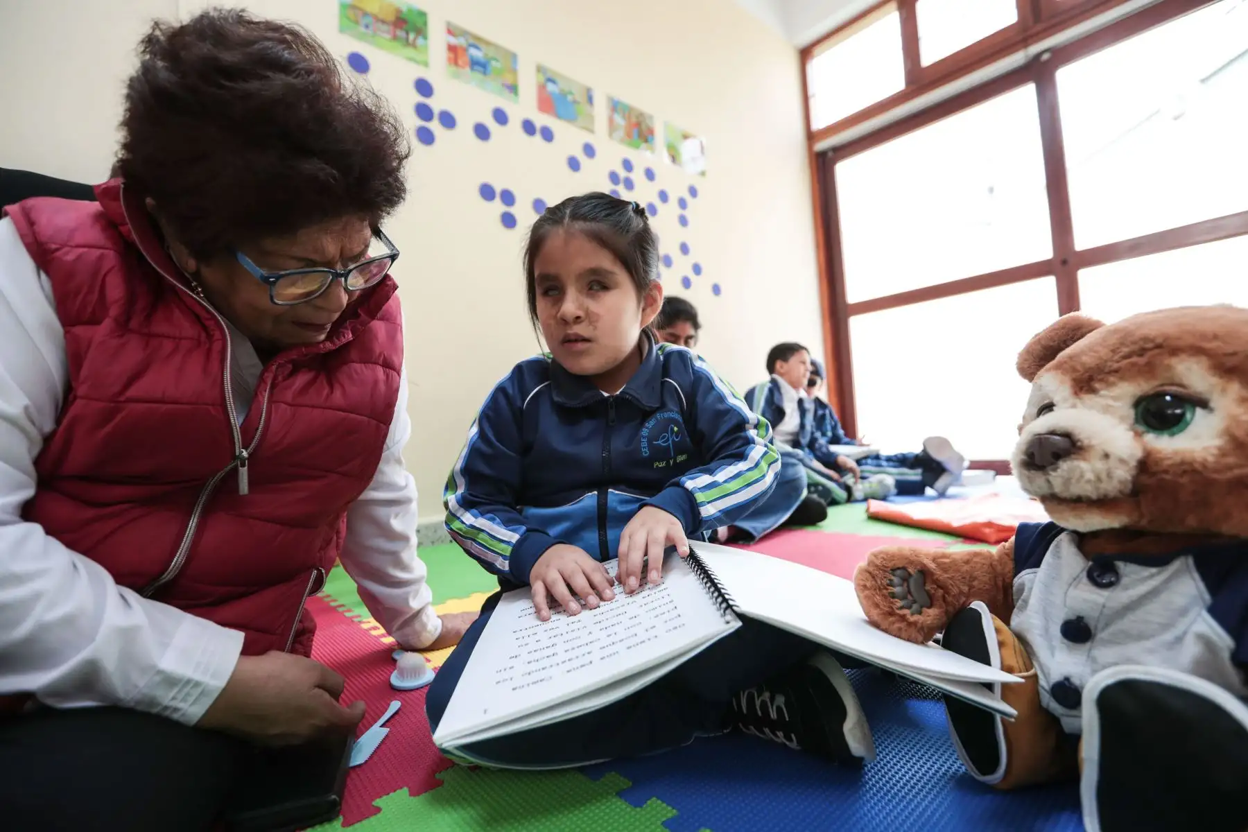 Minedu inaugura la primera biblioteca infantil para estudiantes con discapacidad visual del Perú.
Cuenta con más de 80 textos y cuentos en el sistema braille, y más de 7 mil audiolibros, infografías y materiales audiovisuales entre otros. Fotos: ANDINA/Verónica Calderón Zúñiga