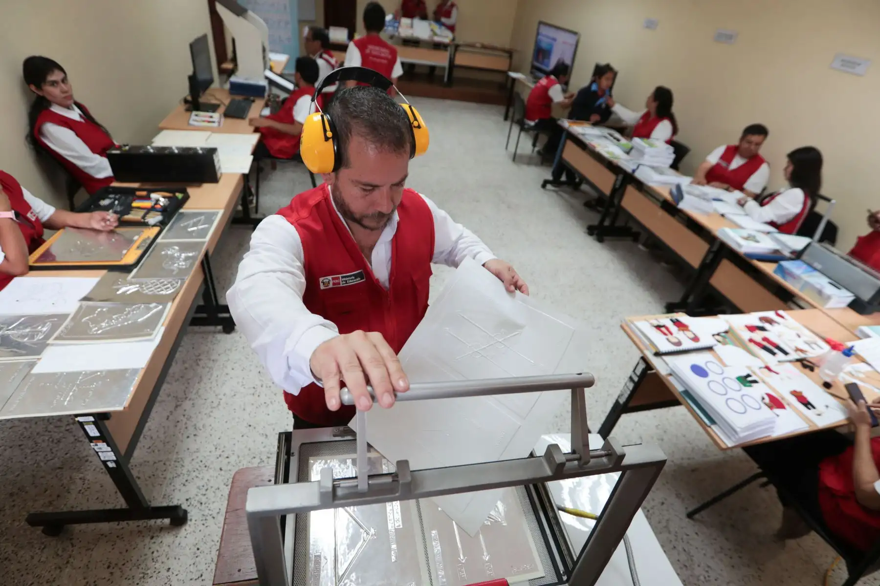 El CENAREBE es un centro especializado para la atención a la diversidad (discapacidad, talento y superdotación) a través de la producción de material adaptado, capacitación, investigación y sensibilización.
Fotos: ANDINA/Verónica Calderón Zúñiga