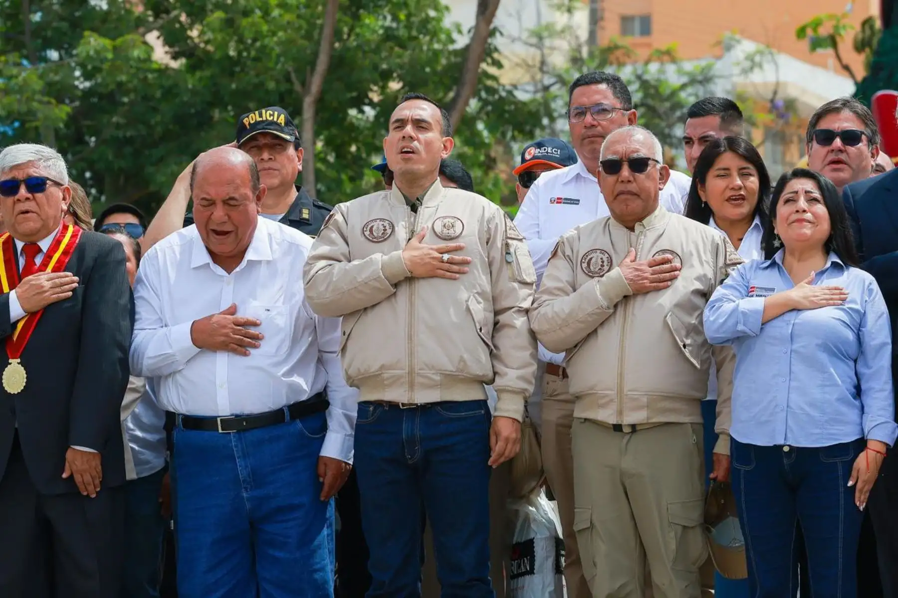 El presidente José Jerí participó en el izamiento del Pabellón Nacional en Tacna, acompañado por distintos ministros del sector y autoridades locales, reafirmando el compromiso del Gobierno con la unidad y el desarrollo de la región. Foto: ANDINA/Prensa Presidencia