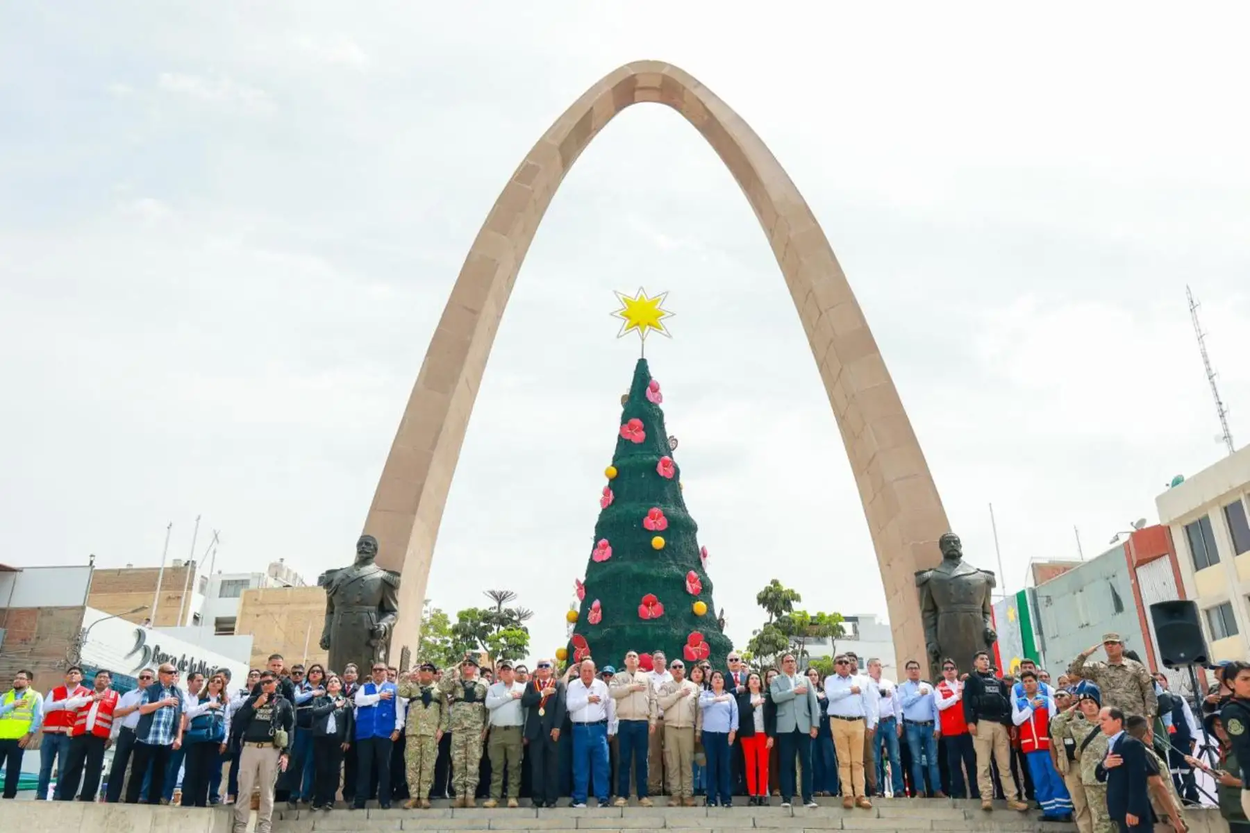 El presidente José Jerí participó en el izamiento del Pabellón Nacional en Tacna, acompañado por distintos ministros del sector y autoridades locales, reafirmando el compromiso del Gobierno con la unidad y el desarrollo de la región. Foto: ANDINA/Prensa Presidencia