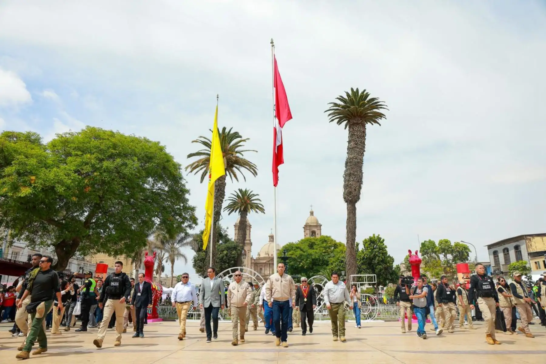 El presidente José Jerí participó en el izamiento del Pabellón Nacional en Tacna, acompañado por distintos ministros del sector y autoridades locales, reafirmando el compromiso del Gobierno con la unidad y el desarrollo de la región. Foto: ANDINA/Prensa Presidencia