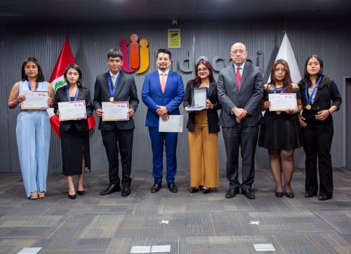 Seis estudiantes universitarios de Huancayo, Cusco, Lambayeque y Lima ganaron el concurso nacional “Menos barreras, más competencia” organizado por el Indecopi, referido a la disminución de las barreras burocráticas. ANDINA/Difusión