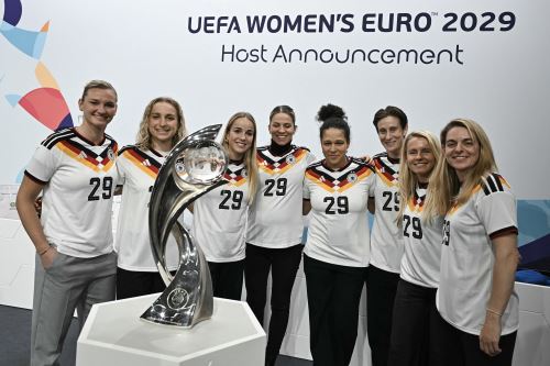 La futbolista alemana Vanessa Diehm, la defensora alemana Giulia Gwinn, la vicepresidenta (Igualdad y diversidad) de la Asociación Alemana de Fútbol (DFB) Celia Sasic, la portera alemana Ann-Katrin Berger y la exfutbolista alemana Nia Kuenzer posan con el trofeo después de que Alemania fuera elegida sede del torneo de fútbol femenino de la UEFA EURO 2029 durante una ceremonia de anuncio en la sede de la UEFA, la Casa del Fútbol Europeo, en Nyon. Foto: AFP