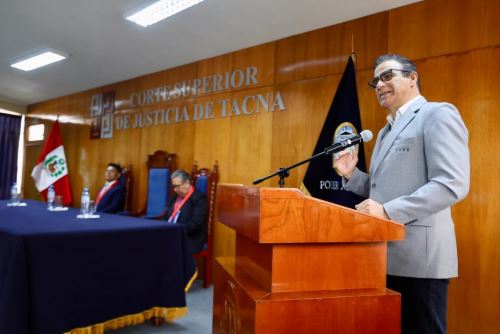 El ministro de Trabajo y Promoción del Empleo, Óscar Fernández Cáceres, presentó hoy en la región Tacna las plataformas digitales EXPEDIA y Recomienda.pe. Foto: Cortesía.