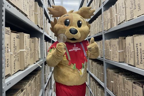 Chiribaya, simpática mascota de los Juegos Bolivarianos 2025, recorrió las instaleciones del AGN. Foto: ANDINA/Difusión