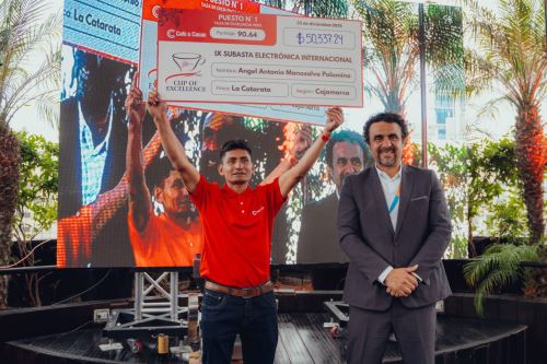 El primer lugar en la subasta internacional del certamen Taza de Excelencia Perú 2025 fue para el productor cajamarquino Ángel Antonio Manosalva Palomino, quien obtuvo 90.64 puntos en la competencia, y alcanzó un precio de 80.10 dólares por libra, generando 50,337.24 dólares por sus 628.43 libras de café. ANDINA/Difusión