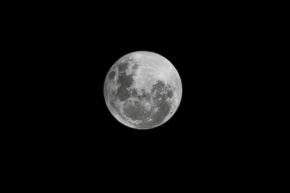  A la Luna llena de diciembre a veces se le llama Luna de noche larga o también es conocida como Luna llena fría.