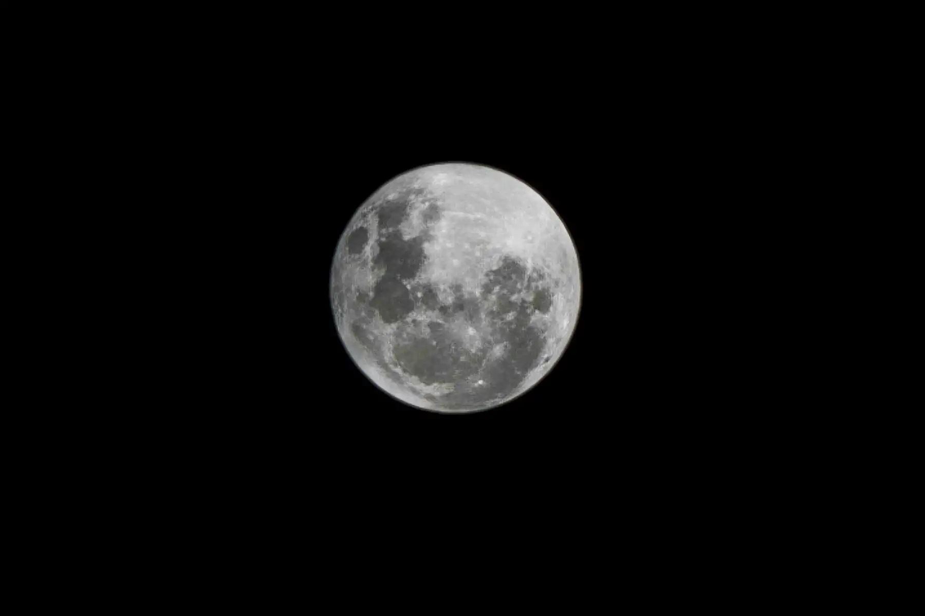  A la Luna llena de diciembre a veces se le llama Luna de noche larga o también es conocida como Luna llena fría.