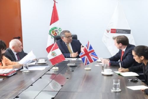 El embajador británico Gavin Cook Ore, que sostuvo una reunión de trabajo con el ministro de Transportes y Comunicaciones, Aldo Prieto Barrera, a fin de fortalecer la cooperación en materia de transportes y comunicaciones. Foto: Cortesía.