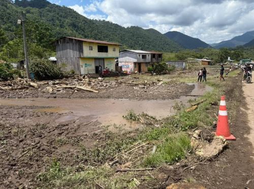 Más de 40 viviendas fueron declaradas inhabitables en la localidad de Aguas Verdes, distrito de Pardo Miguel, provincia de Rioja, región San Martín, debido a la inundación causada por la activación de una quebrada provocada por las lluvias intensas que se registran en la región.