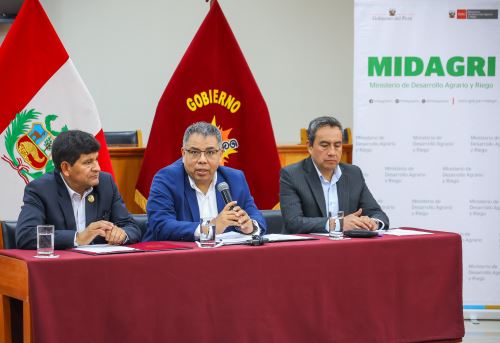 El titular del Ministerio de Desarrollo Agrario y Riego (Midagri), Vladimir Cuno, se reunió con autoridades regionales y locales de Arequipa para revisar los estados situacionales y el avance de importantes proyectos hídricos como Majes Siguas, Yanapuquio y Tambo Bajo. ANDINA/Difusión