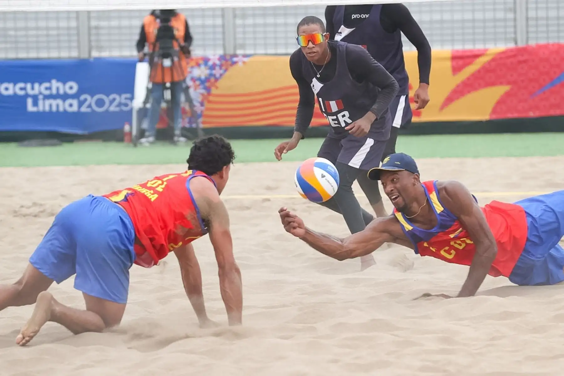 Selección peruana de vóley playa masculina se enfrenta Colombia en los Juegos Bolivarianos 2025.  Foto: ANDINA/Juan Carlos Guzmán