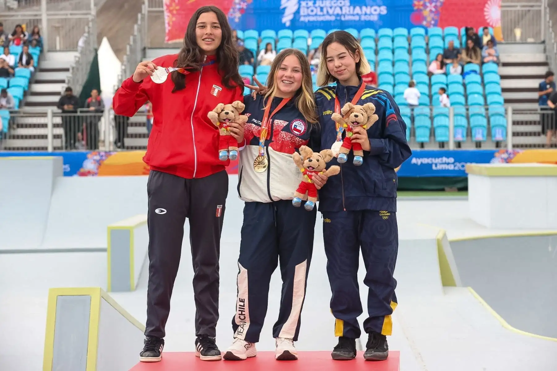 Skaters peruanos Raphael Scheelje y  Domenica Ríos, obtuvieron la medalla de plata en la modalidad park de los Juegos Bolivarianos Lima Ayacucho 2025. Foto: ANDINA/Juan Carlos Guzmán