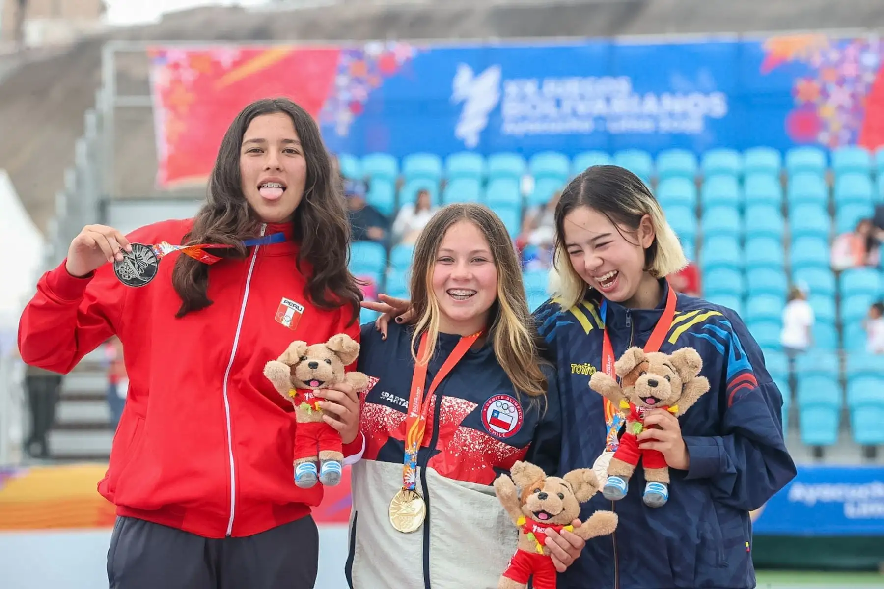 Skaters peruanos Raphael Scheelje y  Domenica Ríos, obtuvieron la medalla de plata en la modalidad park de los Juegos Bolivarianos Lima Ayacucho 2025. Foto: ANDINA/Juan Carlos Guzmán