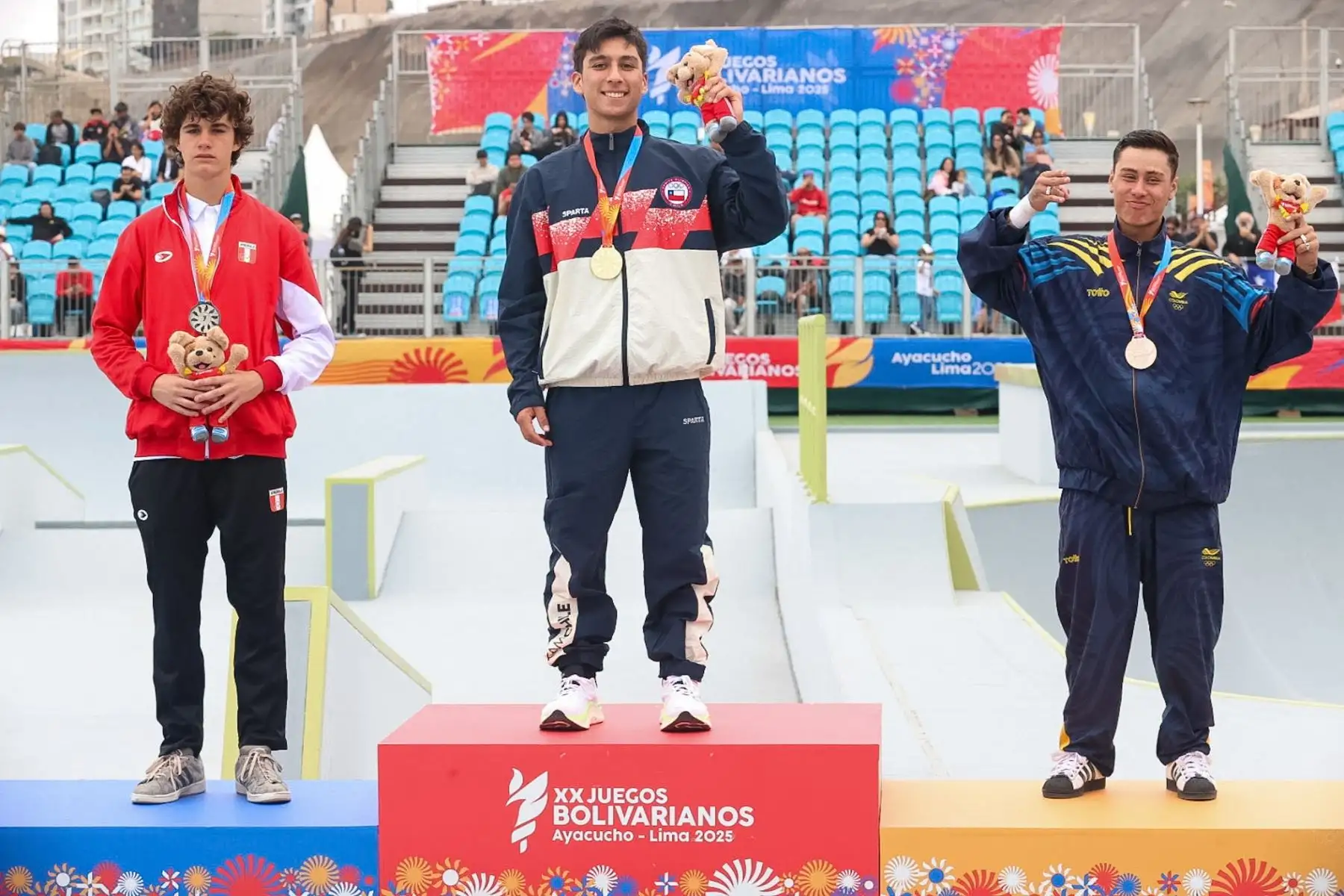Skaters peruanos Raphael Scheelje y  Domenica Ríos, obtuvieron la medalla de plata en la modalidad park de los Juegos Bolivarianos Lima Ayacucho 2025. Foto: ANDINA/Juan Carlos Guzmán