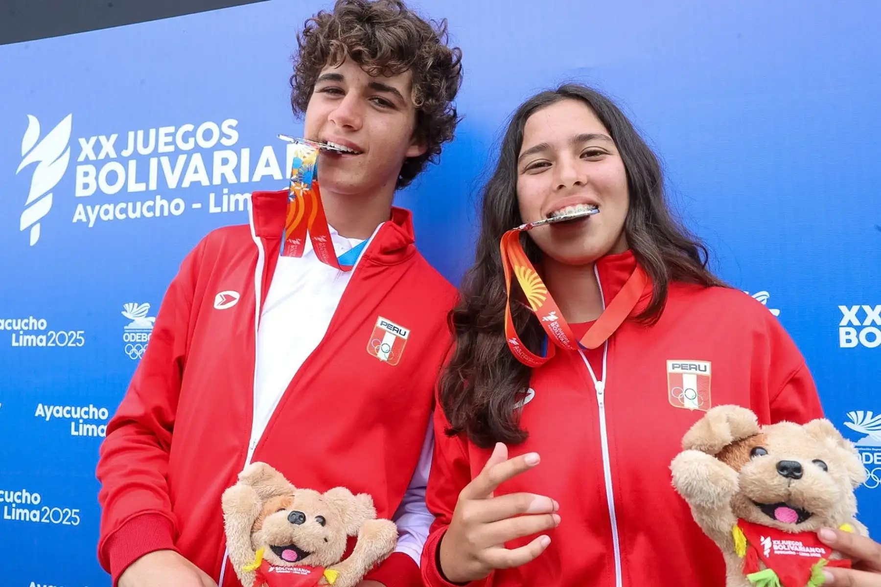 Skaters peruanos Raphael Scheelje y  Domenica Ríos, obtuvieron la medalla de plata en la modalidad park de los Juegos Bolivarianos Lima Ayacucho 2025. Foto: ANDINA/Juan Carlos Guzmán