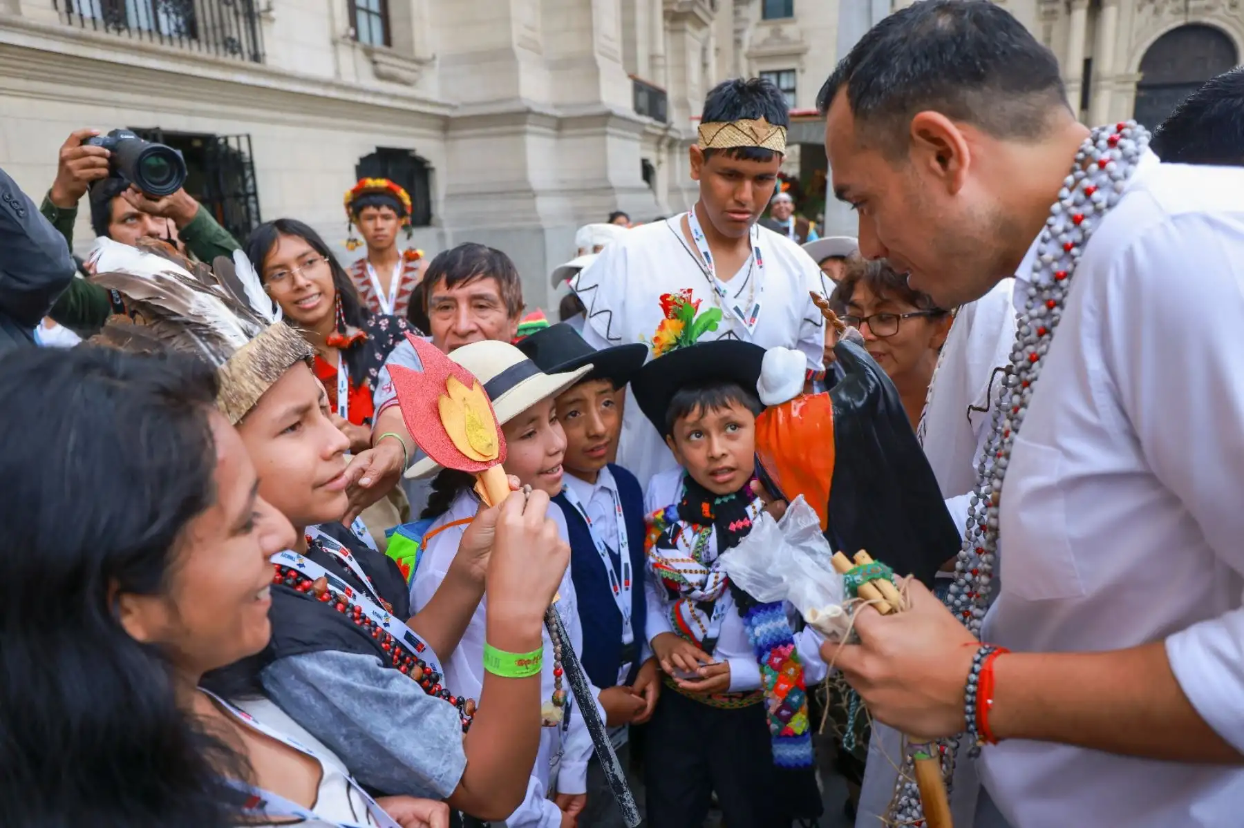 El presidente José Jerí recibió a estudiantes de pueblos originarios que participan en el encuentro cultural Tinkuy 2025. Foto: ANDINA/Prensa Presidencia