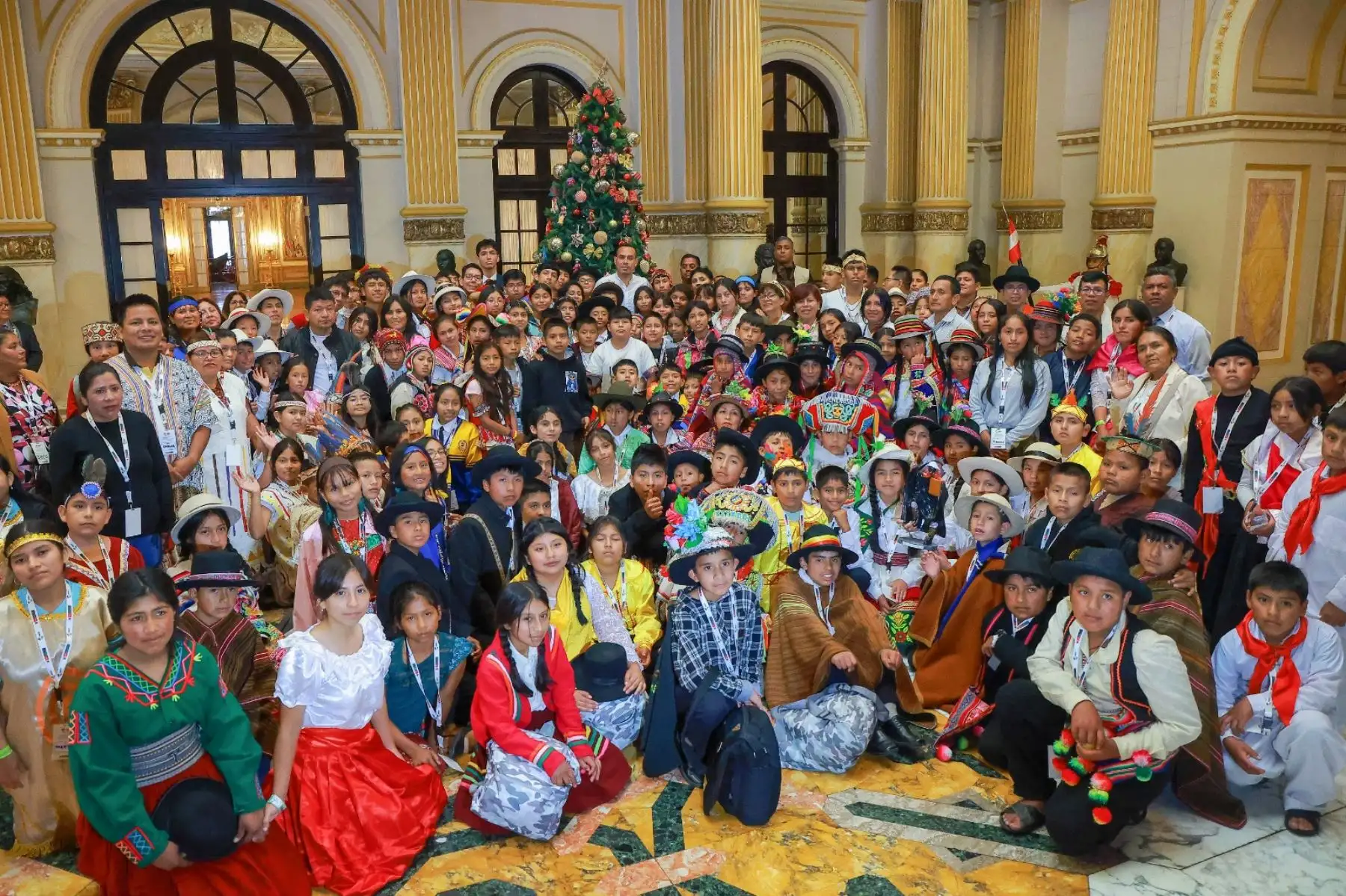 El presidente José Jerí recibió a estudiantes de pueblos originarios que participan en el encuentro cultural Tinkuy 2025. Foto: ANDINA/Prensa Presidencia