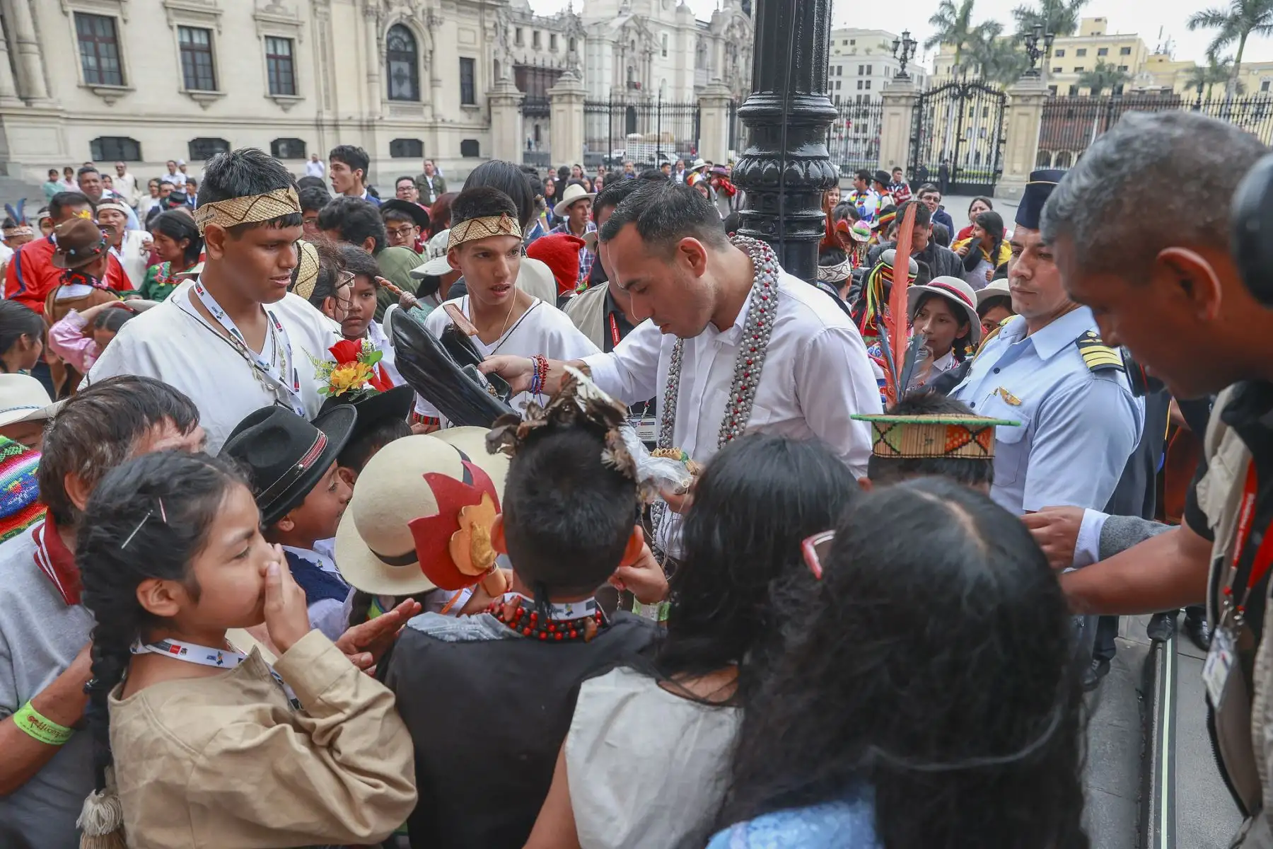 El presidente José Jerí recibió a estudiantes de pueblos originarios que participan en el encuentro cultural Tinkuy 2025. Foto: ANDINA/Prensa Presidencia