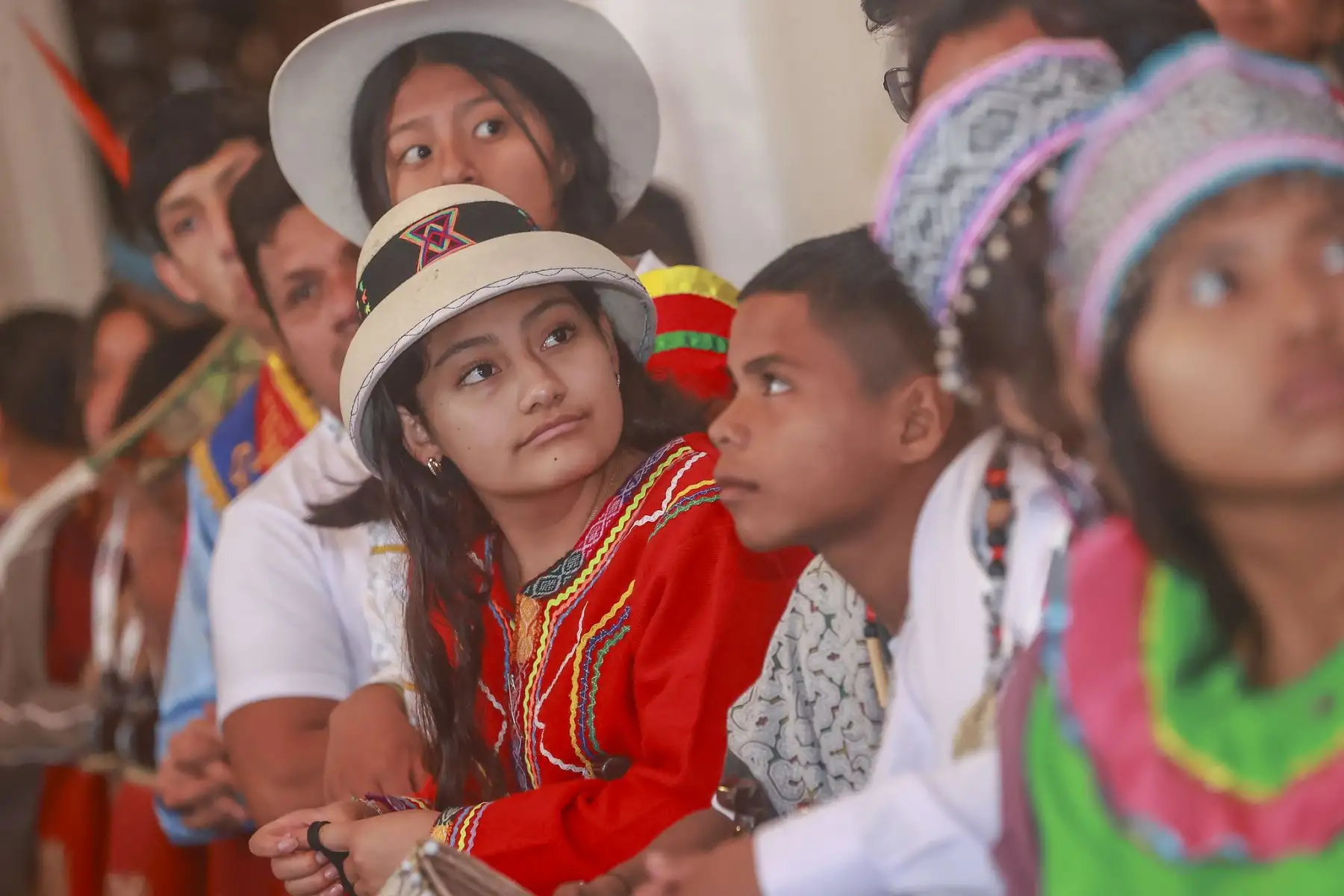El presidente José Jerí recibió a estudiantes de pueblos originarios que participan en el encuentro cultural Tinkuy 2025. Foto: ANDINA/Prensa Presidencia