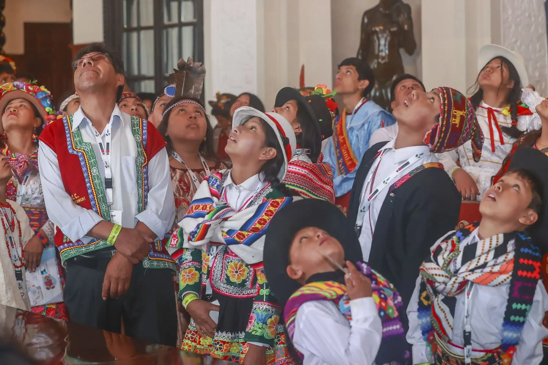 El presidente José Jerí recibió a estudiantes de pueblos originarios que participan en el encuentro cultural Tinkuy 2025. Foto: ANDINA/Prensa Presidencia