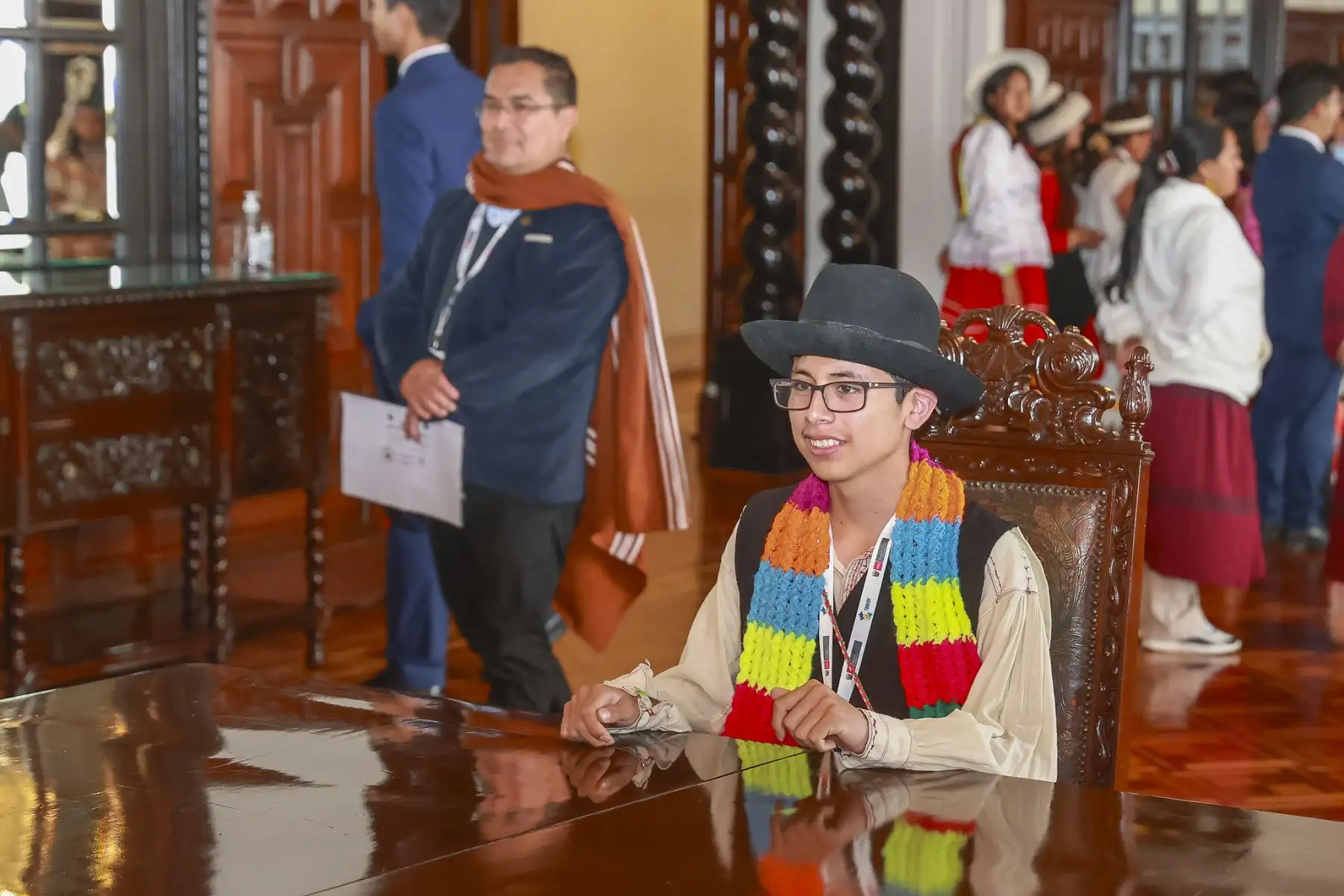 El presidente José Jerí recibió a estudiantes de pueblos originarios que participan en el encuentro cultural Tinkuy 2025. Foto: ANDINA/Prensa Presidencia