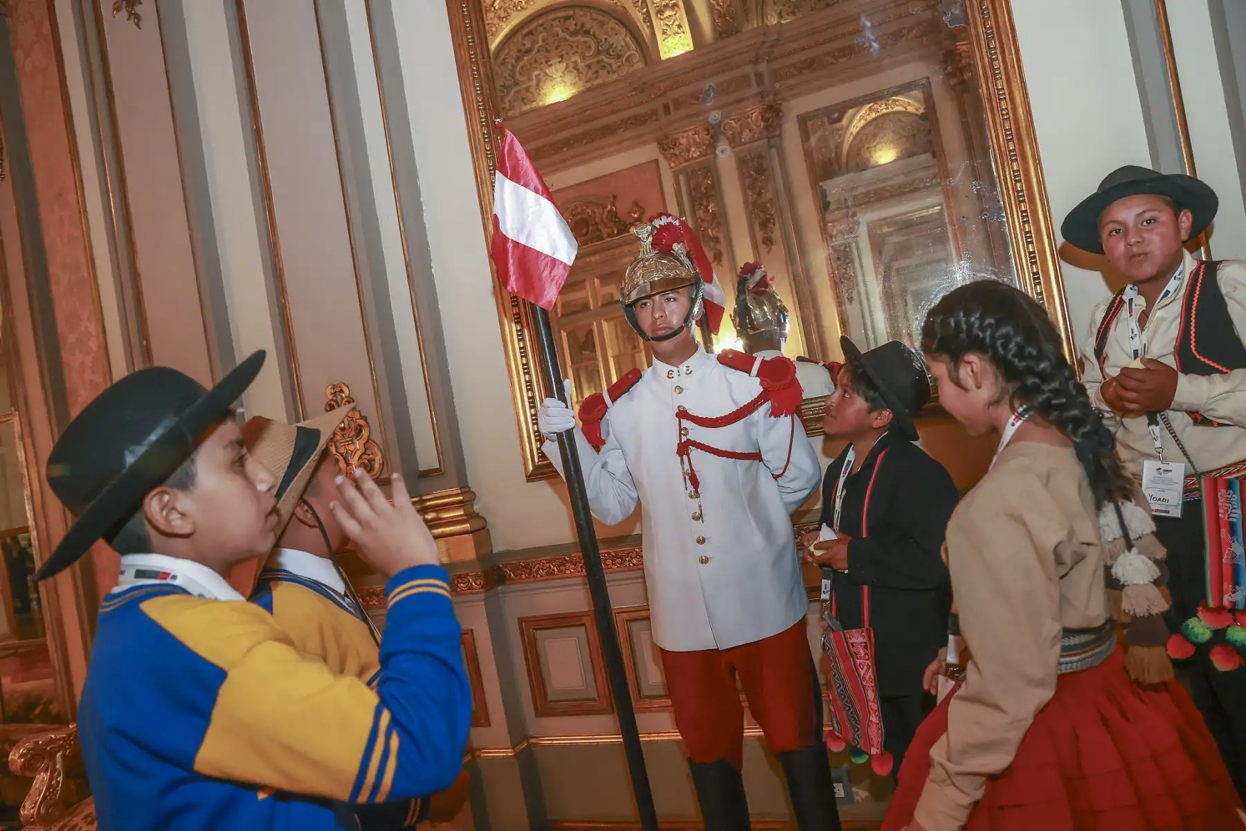 El presidente José Jerí recibió a estudiantes de pueblos originarios que participan en el encuentro cultural Tinkuy 2025. Foto: ANDINA/Prensa Presidencia