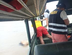 Una patrulla fluvial de la Policía Nacional halló y recuperó el cuerpo de una mujer en el río Ucayali, una de las víctimas del trágico accidente fluvial del lunes 1 de diciembre en el puerto de Iparia, en Ucayali. 