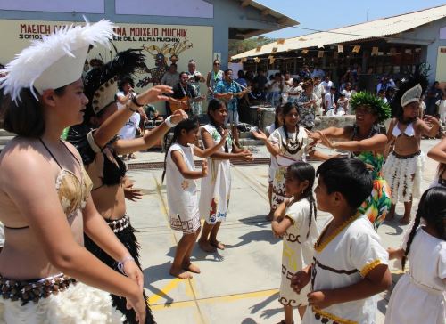 Lambayeque fue escenario de un acontecimiento sin precedentes. La mística energía de Rapa Nui, nombre nativo de la Isla de Pascua (Chile) llegó hasta la localidad de Chepito, en el distrito de Mórrope, generando un encuentro intercultural que conmovió a estudiantes, docentes y a toda la comunidad educativa. ANDINA/Difusión