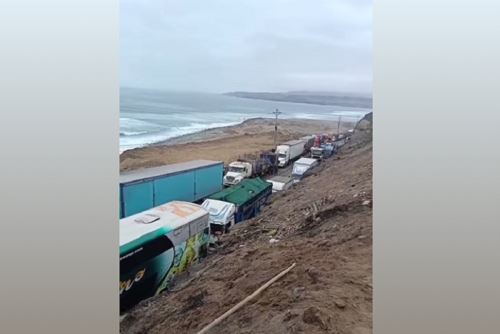 Se recomienda a la población evitar viajar hacia las zonas afectadas para no quedar varados en la carretera.