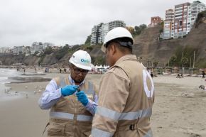Personal de la OEFA desarrolla muestreo ambiental en la playa Los Yuyos. Foto: OEFA/Difusión.