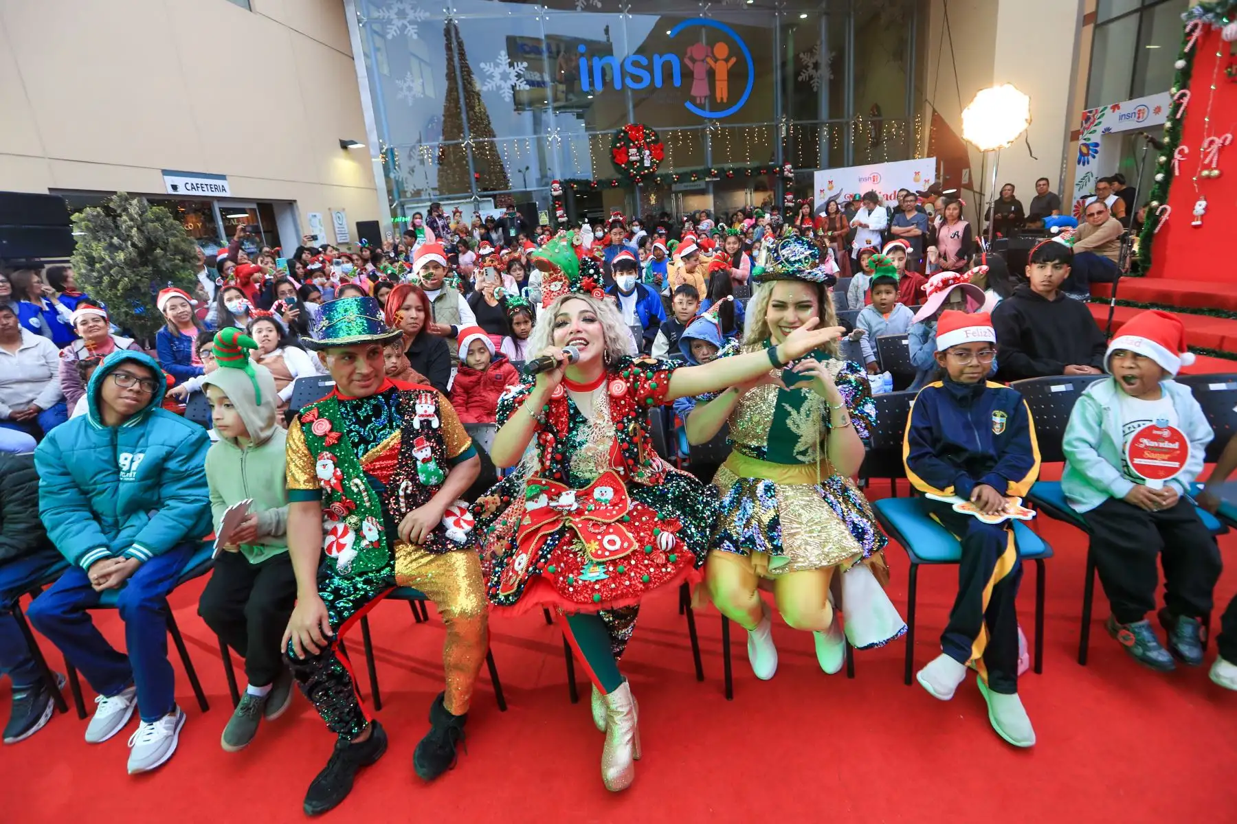 Durante el mes de la Navidad, el Instituto Nacional de Salud del Niño - San Borja realiza diversas actividades de acompañamiento, pintura, musicoterapia, actividades lúdicas e implementa diversas ambientaciones de época navideña, pues muchos pacientes y sus familias la pasan internados en la Institución. Foto: ANDINA/Ricardo Cuba