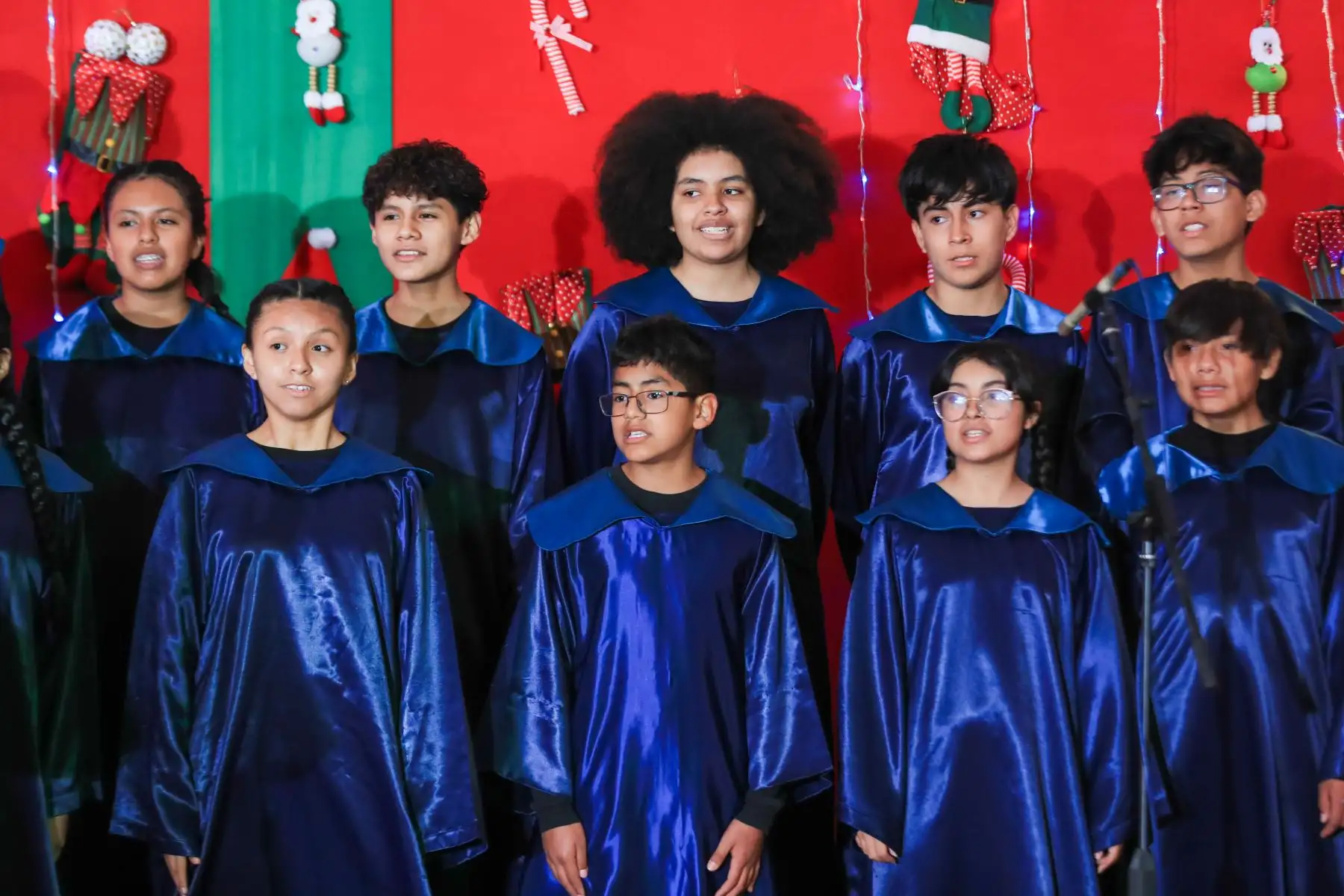 Miembros del Coro Nacional de Niños del Perú del Ministerio de Cultura participaron en el encendido del Árbol Navideño 2025 del Instituto Nacional de Salud del Niño - San Borja, en el marco de la campaña "Navidad Tiempo de Sanar: con vocación y esperanza". Foto: ANDINA/Ricardo Cuba