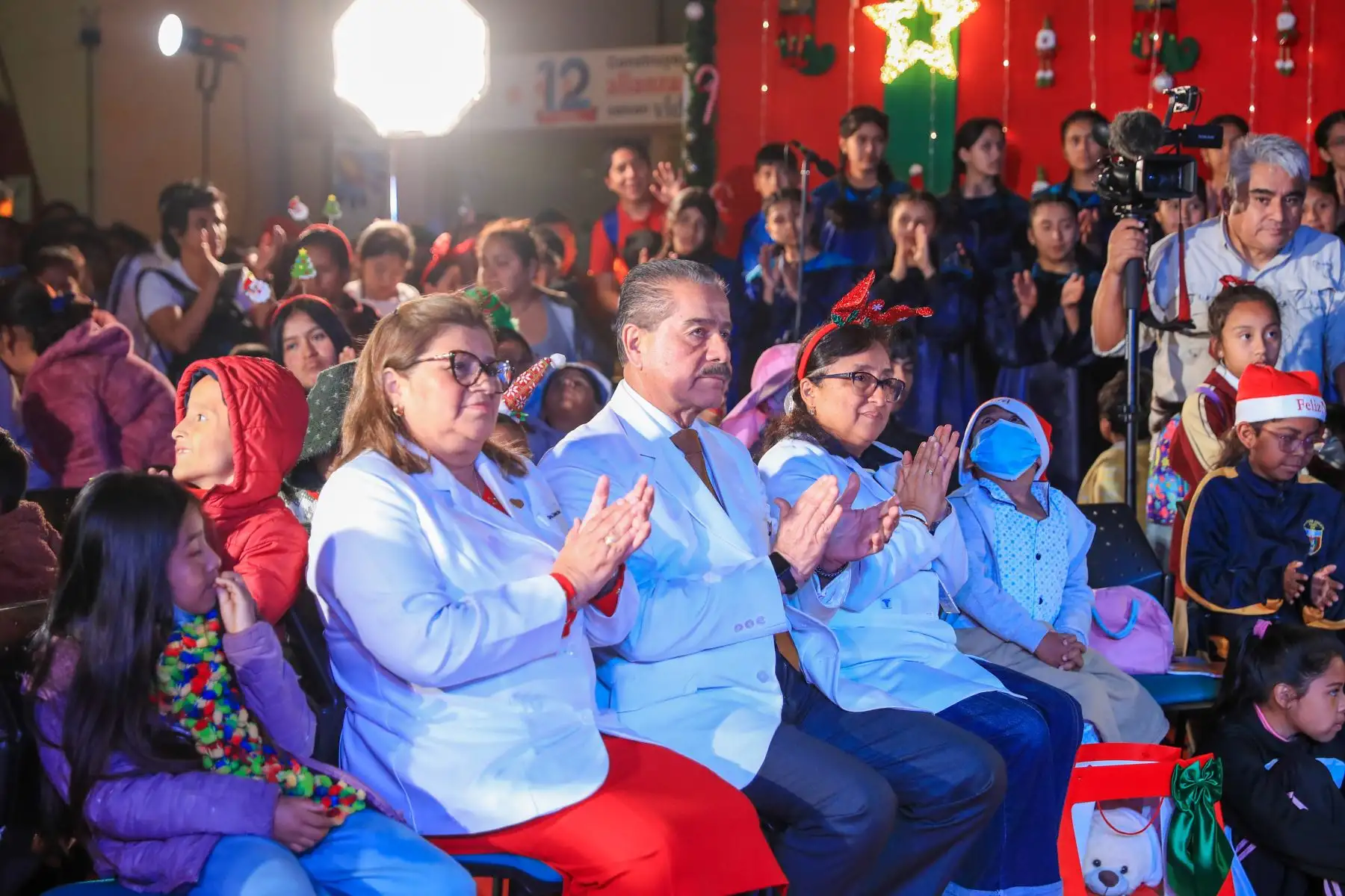 El ministro de Salud, Luis Napoleón Quiroz, y la directora general del Instituto Nacional de Salud del Niño - San Borja, Zulema Tomas, participaron en el encendido del Árbol Navideño 2025 en el marco de la campaña "Navidad Tiempo de Sanar: con vocación y esperanza". Foto: ANDINA/Ricardo Cuba