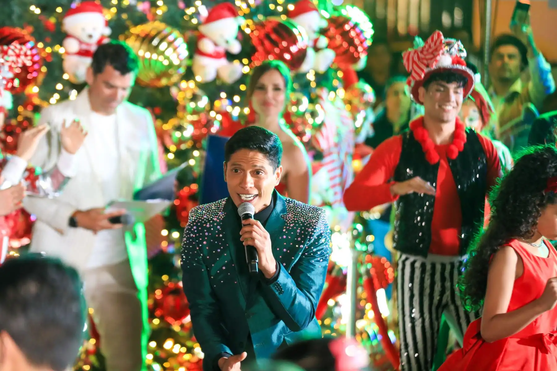 Artistas del mundo del espectáculo como Cielo Torres, André Sina y Luna participaron en el encendido del Árbol Navideño 2025 en el marco de la campaña "Navidad Tiempo de Sanar: con vocación y esperanza". Foto: ANDINA/Ricardo Cuba