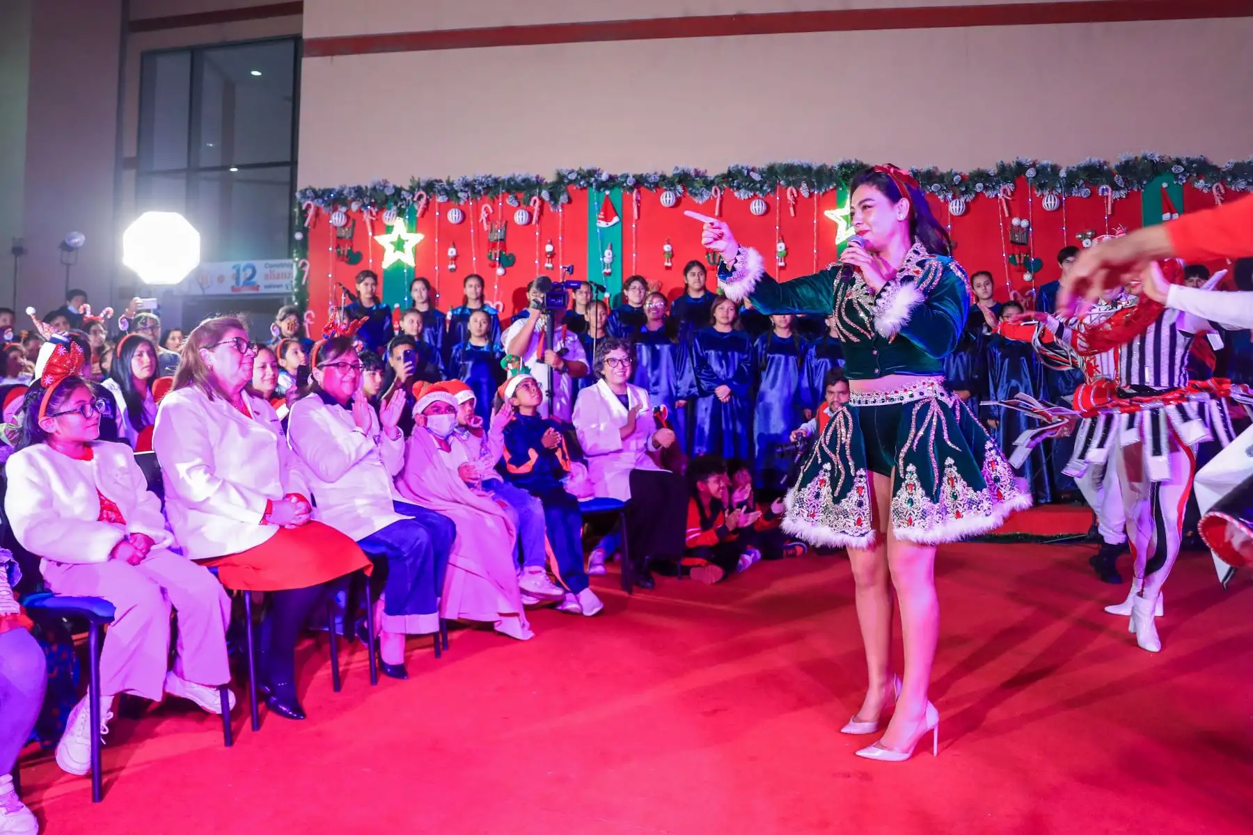 Artistas del mundo del espectáculo como Cielo Torres, André Sina y Luna participaron en el encendido del Árbol Navideño 2025 en el marco de la campaña "Navidad Tiempo de Sanar: con vocación y esperanza". Foto: ANDINA/Ricardo Cuba