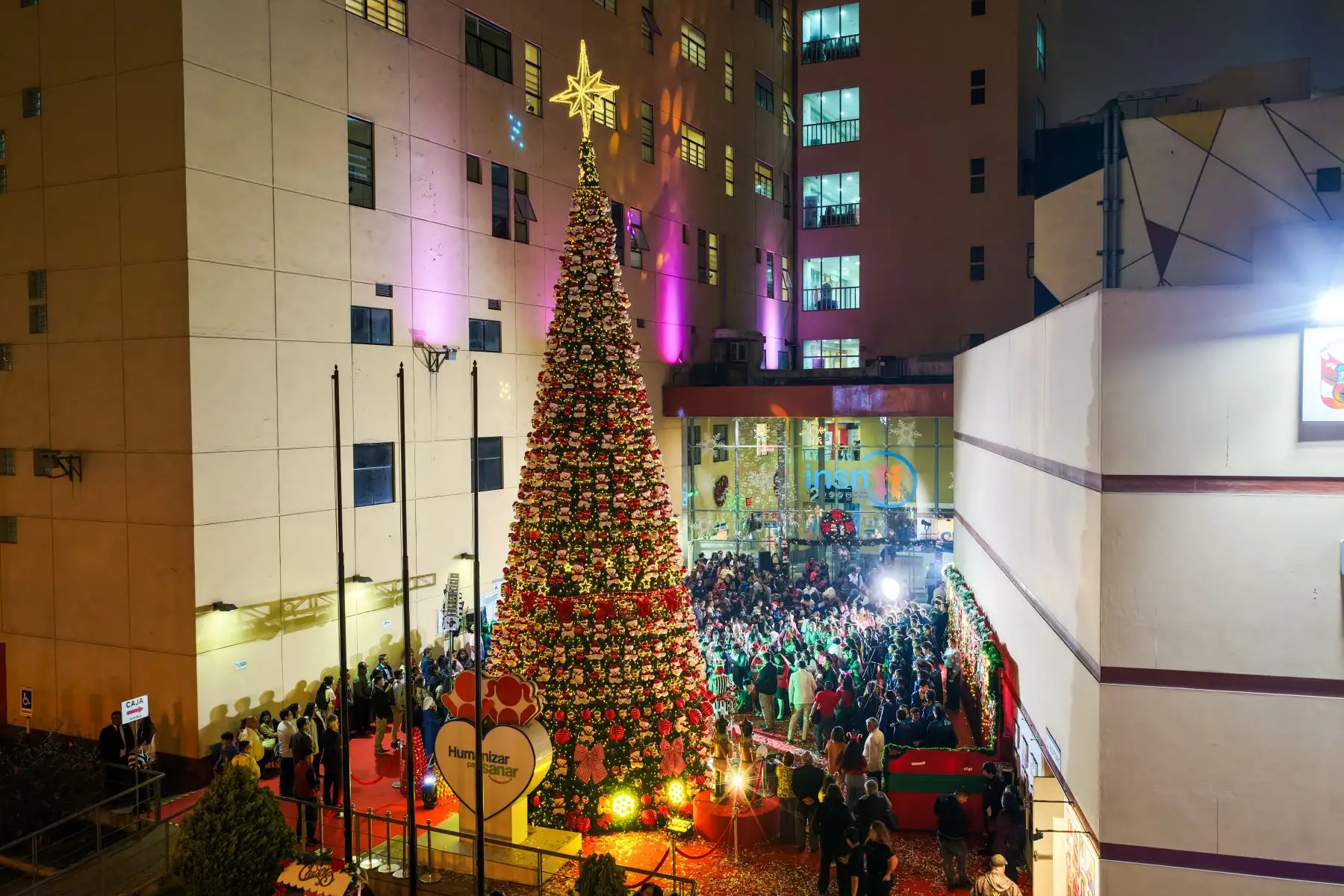 El Instituto Nacional de Salud del Niño - San Borja realizó el encendido del Árbol Navideño 2025 en el marco de la campaña "Navidad Tiempo de Sanar: con vocación y esperanza", con una masiva participación de sus pacientes y padres de familia. Foto: ANDINA/Ricardo Cuba