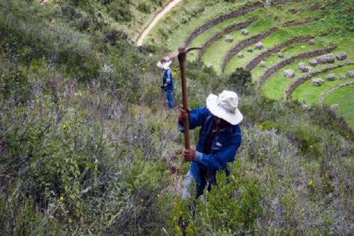 El daño se localiza en una piedra de los andenes de la segunda plataforma de Q’echumuyu, la cual presenta una fractura de aproximadamente 15 centímetros de largo por 7 centímetros de ancho.