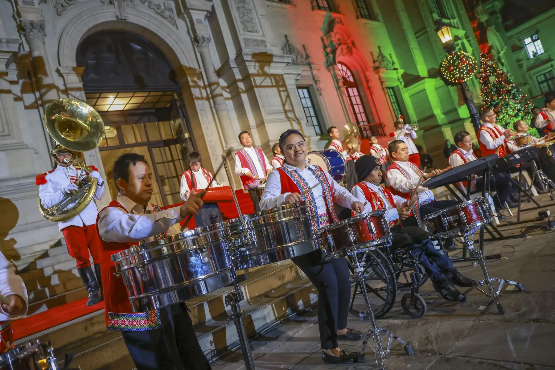 El presidente de la República, José Jerí, junto a ministros de Estado y beneficiarios del Conadis, participaron en una actividad oficial en Palacio de Gobierno denominada “Magia de inclusión - Transformando vidas y uniendo corazones", el jueves 4 de diciembre de 2025, conmemorando el Día de la Persona con Discapacidad. Foto: ANDINA/Presidencia
