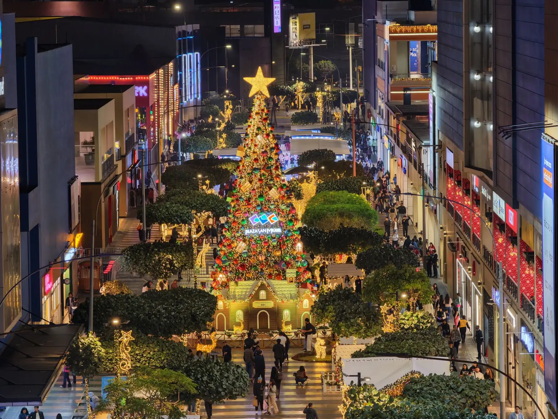 Imágenes capturan el resplandor festivo que ha convertido el Boulevard de Plaza San Miguel en un destino imperdible esta Navidad. 
Foto: ANDINA/Ricardo Cuba