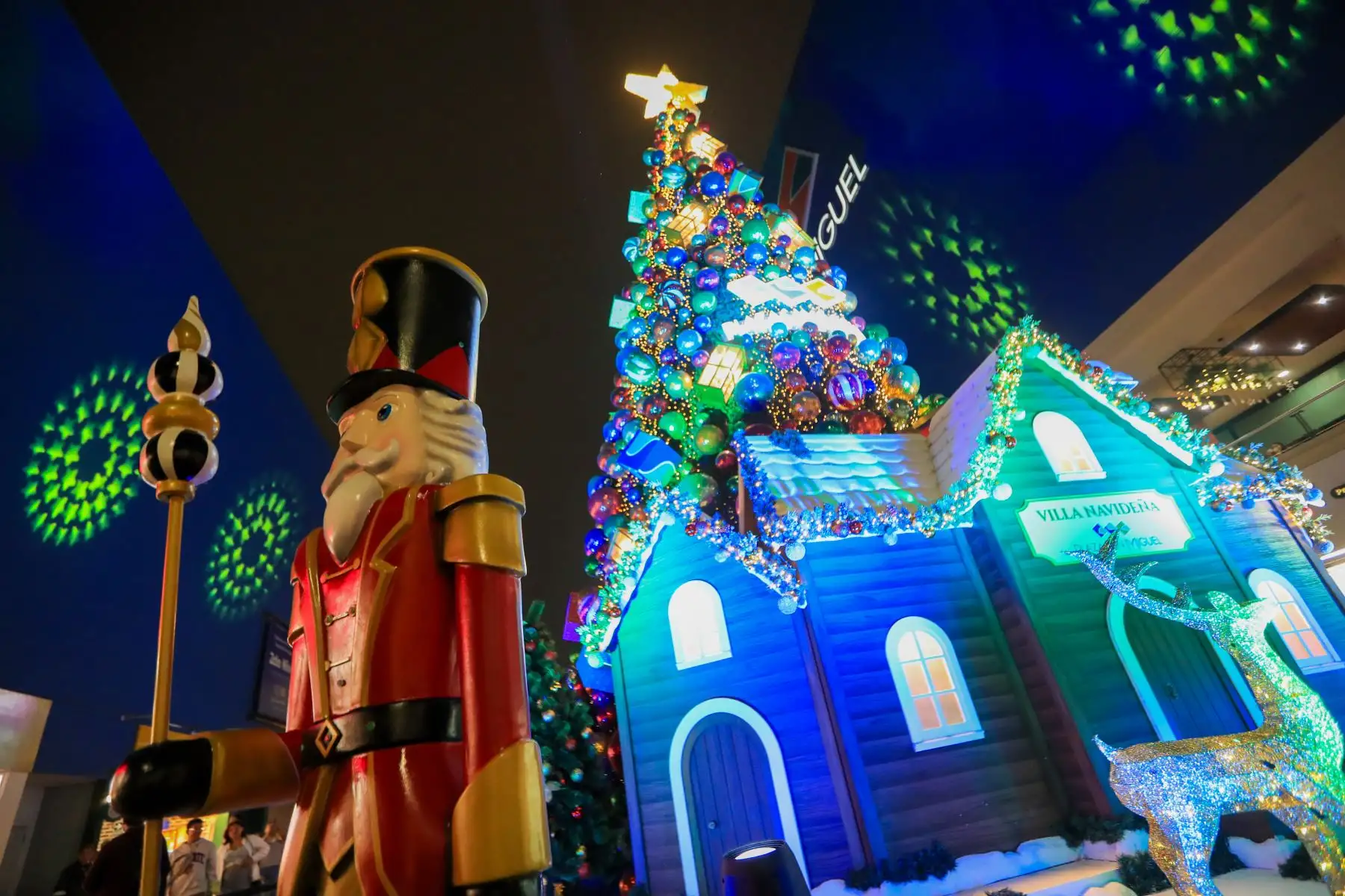 Cuando cae la noche, el Boulevard se convierte en una obra de arte. Hemos capturado imagenes de la decoración navideña:  destellos dorados y la promesa de Nochebuena en cada rincón. Una colección de fotografías que te invita a detenerte y admirar la belleza de la luz en la víspera de la temporada más esperada. Foto: ANDINA/Ricardo Cuba
