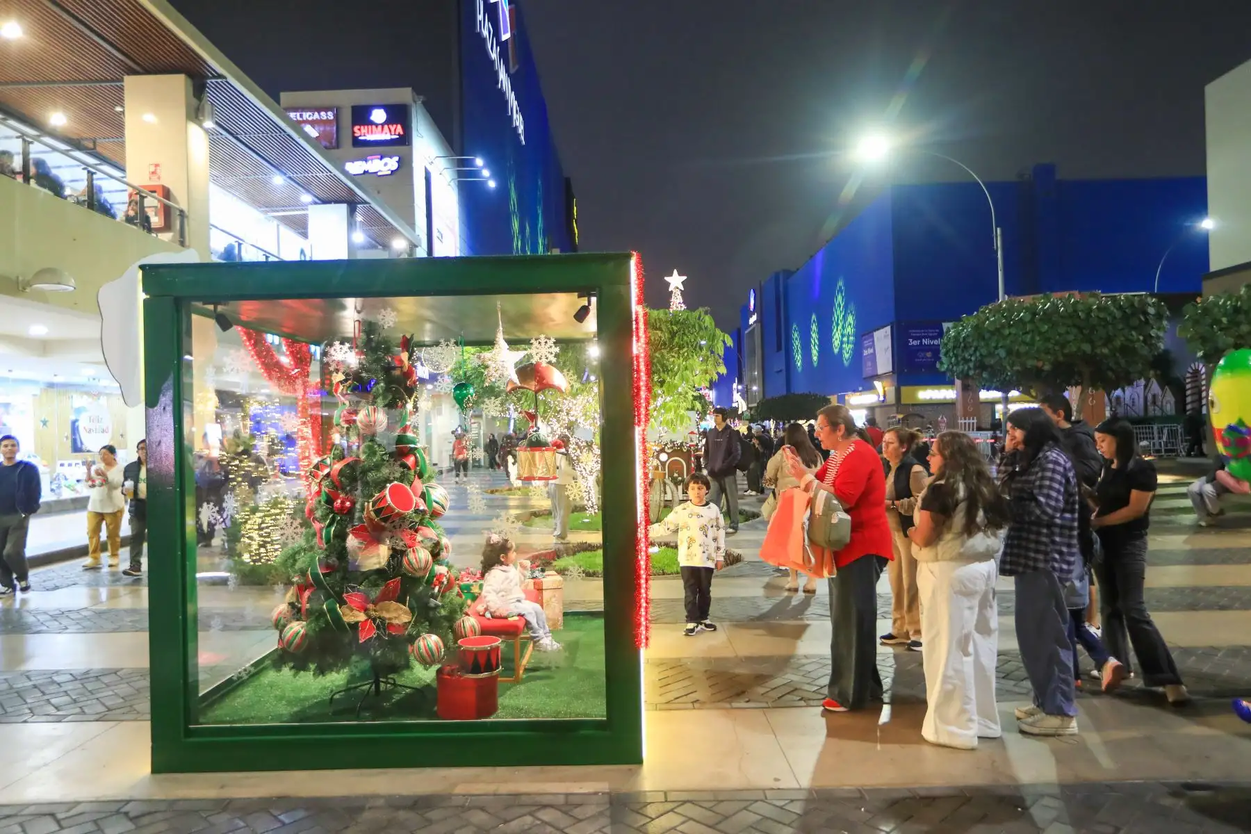 Imágenes capturan el resplandor festivo que ha convertido el Boulevard de Plaza San Miguel en un destino imperdible esta Navidad. ¡Comparte tu foto favorita!Foto: ANDINA/Ricardo Cuba