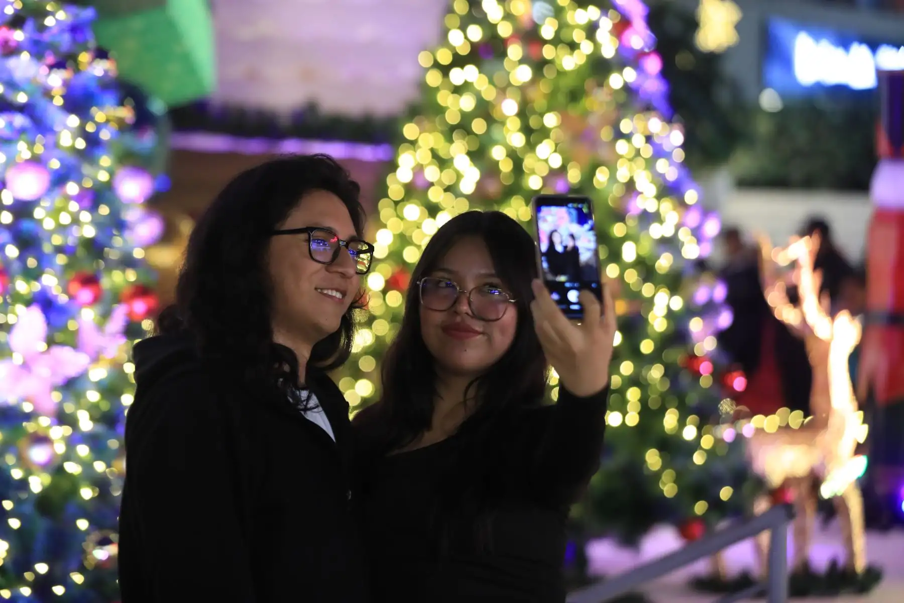 ¡El Boulevard se encendió! Imágenes capturan el resplandor festivo que ha convertido el Boulevard de Plaza San Miguel en un destino imperdible esta Navidad. Foto: ANDINA/Ricardo Cuba