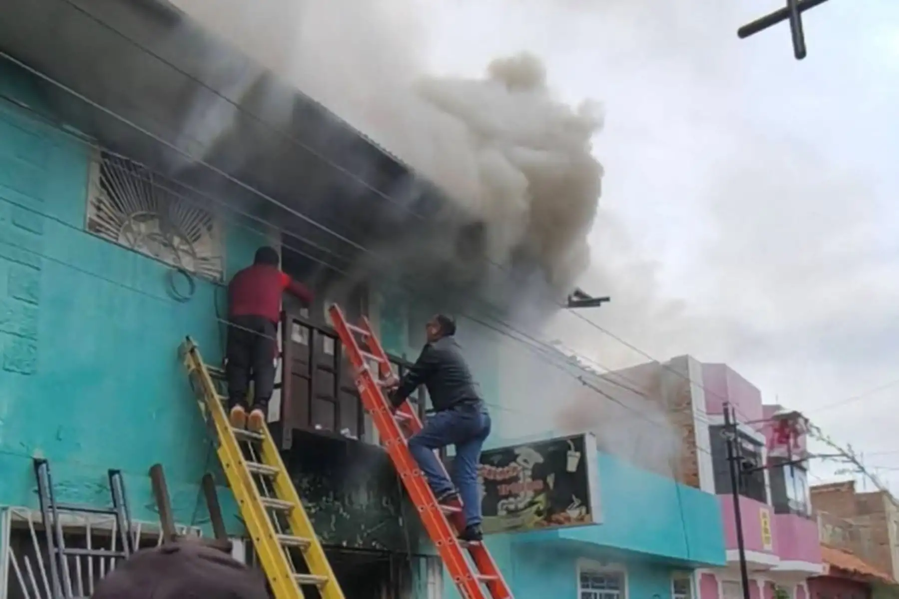 Un incendio en un karaoke bar ubicado en el jirón Lima, en la ciudad de Huancané, provincia puneña del mismo nombre, dejó 10 personas fallecidas y tres heridos de gravedad. Las víctimas, ocho hombres y dos mujeres, aún no han sido identificadas oficialmente, según informaron las autoridades. Foto: ANDINA/Difusión