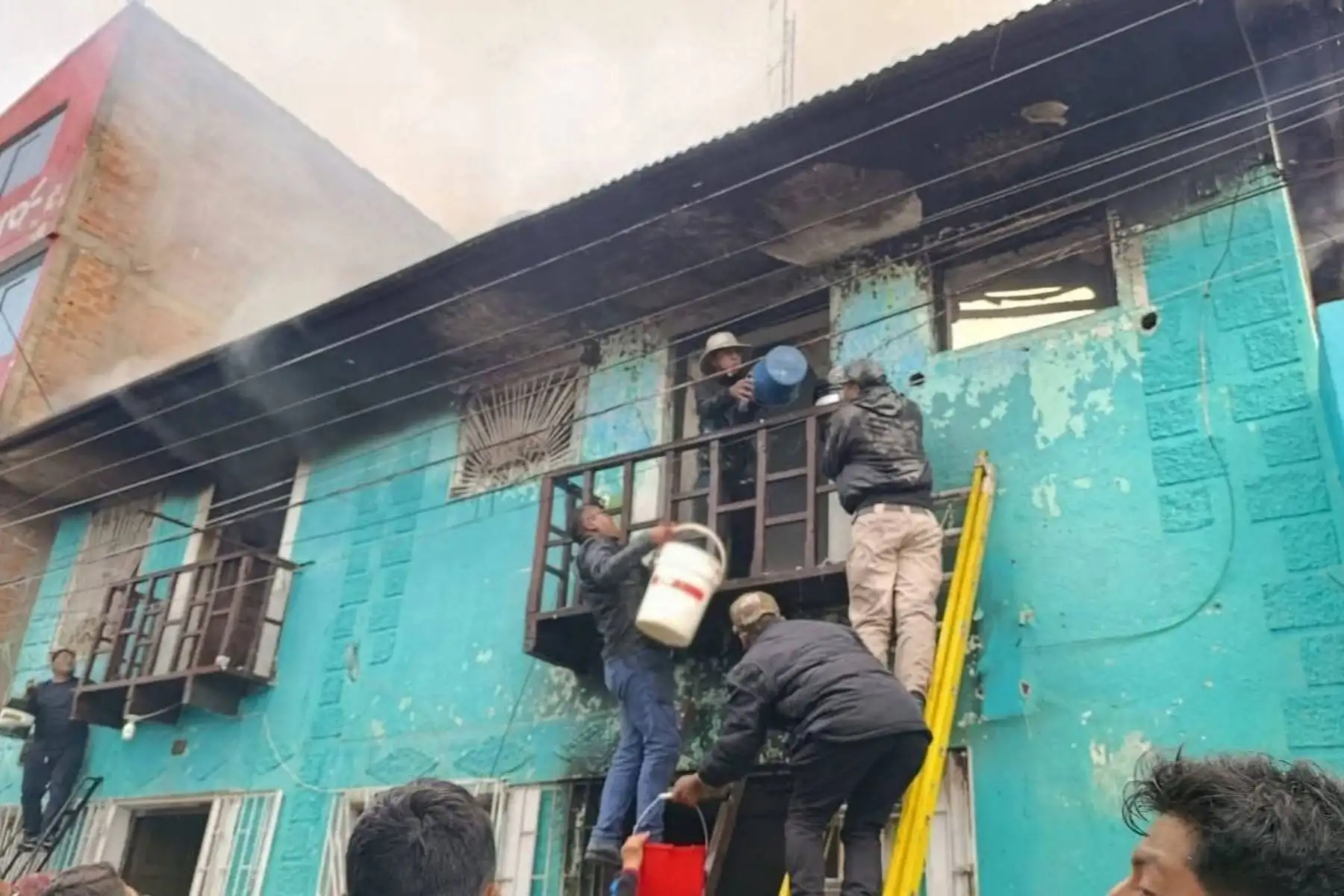 Testigos relataron que el fuego se propagó rápidamente, generando pánico entre los presentes y la falta de una compañía de bomberos en la ciudad obligó a vecinos y transeúntes a intentar controlar las llamas con baldes y extintores, mientras el humo amenazaba con alcanzar viviendas cercanas. Foto: ANDINA/Difusión